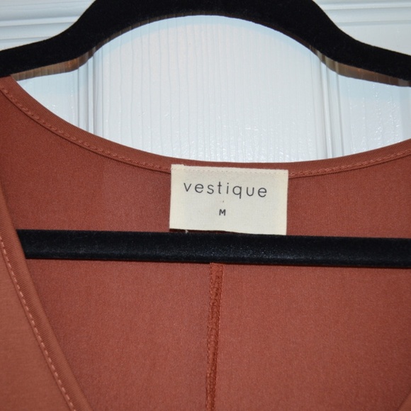 Boutique Twist Hem Top - Picture 2 of 3